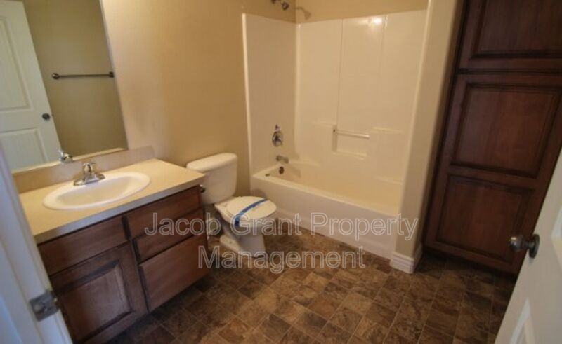 225 Opal Ct #1B - Photo 7 of 17