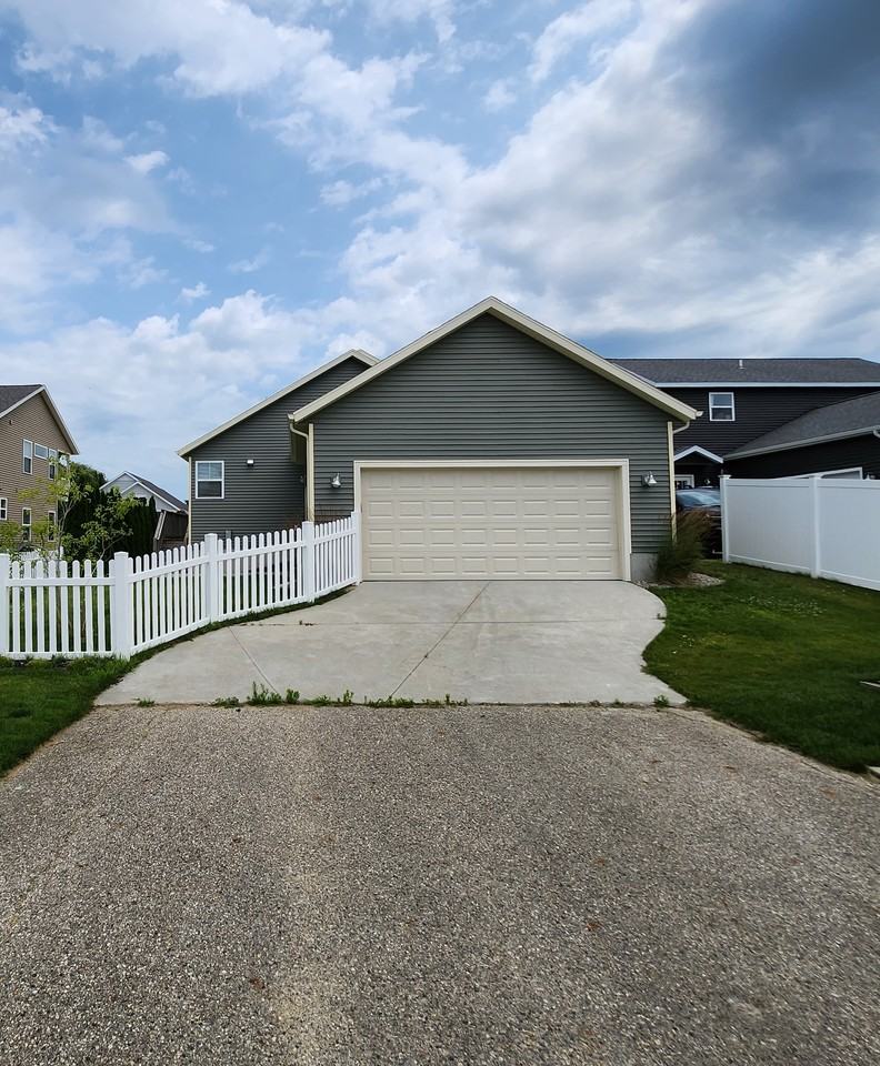 1082 Graystone Rd - Photo 2 of 29