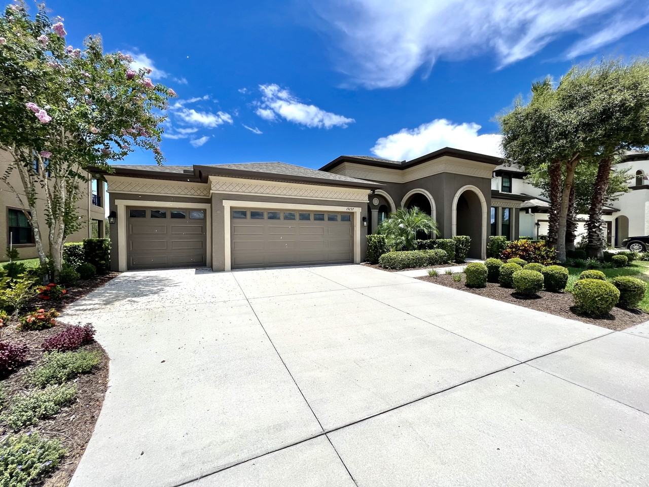 19237 Falcon Crest Blvd - Photo 4 of 50