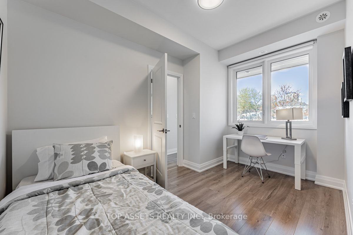 106 Royview Crescent - Photo 3 of 13