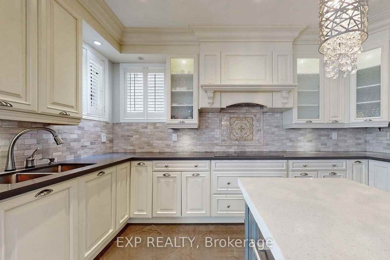 106 Royview Crescent - Photo 2 of 13