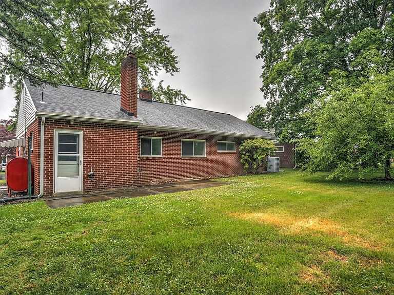 55 Pilgrim Dr #NA - Photo 2 of 6