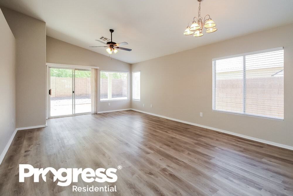 2103 S Drexel - Photo 3 of 16