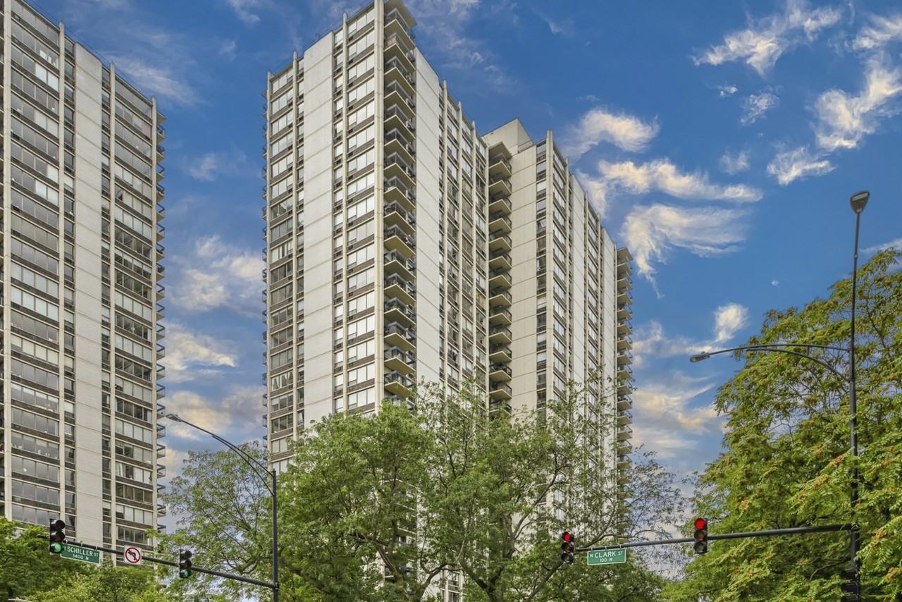 1360 N Sandburg Ter #703