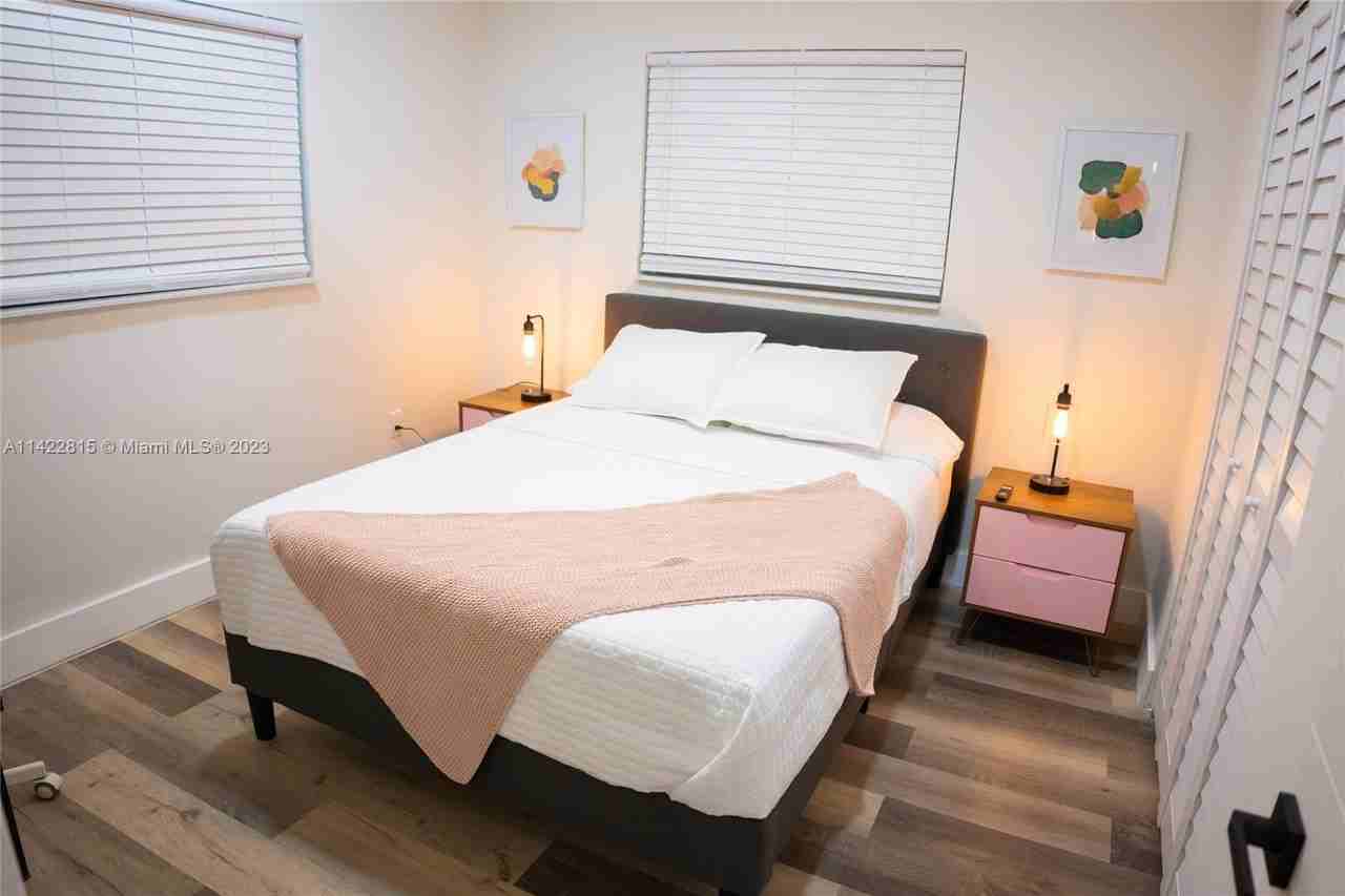 3431 Northwest 10th Street - Photo 3 of 8