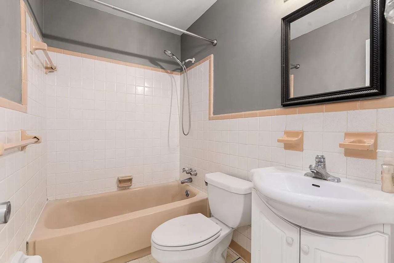 1121 Inverness Ln - Photo 2 of 10
