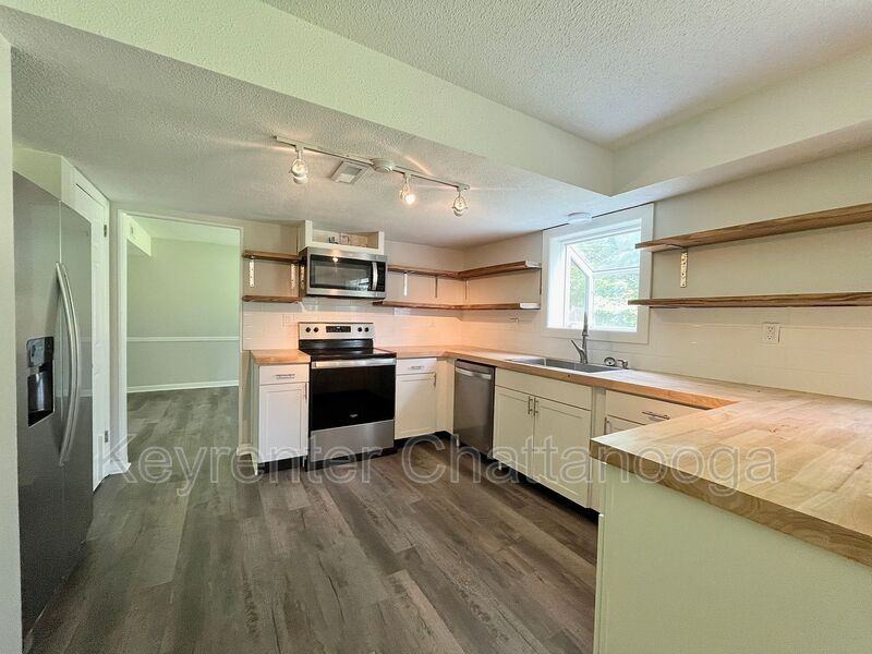 8695 Arbutus Dr - Photo 3 of 15