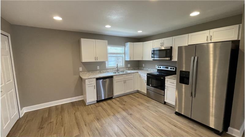 528 Pinewood Ave - Photo 2 of 9