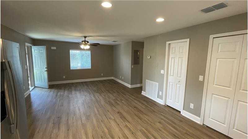 528 Pinewood Ave - Photo 3 of 9