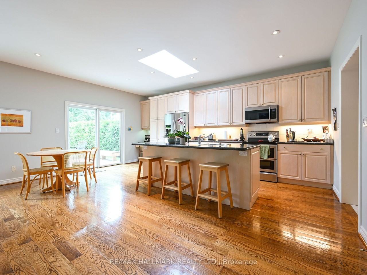 98 Dinnick Crescent - Photo 3 of 34