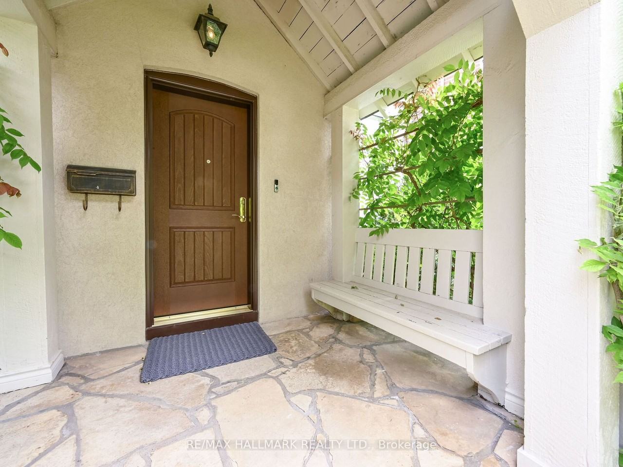 98 Dinnick Crescent - Photo 2 of 34