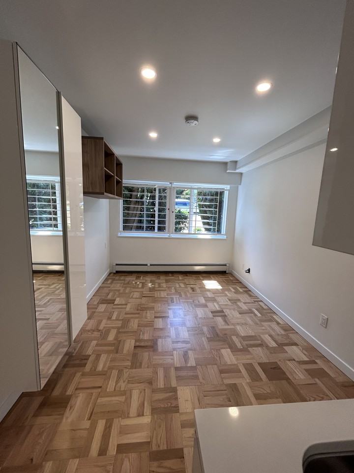 2291 West 1st Avenue Apartments 2291 1st Ave W, Vancouver, BC V6K 1E9