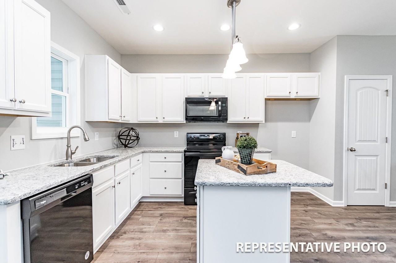 158 Sandpiper St - Photo 3 of 14