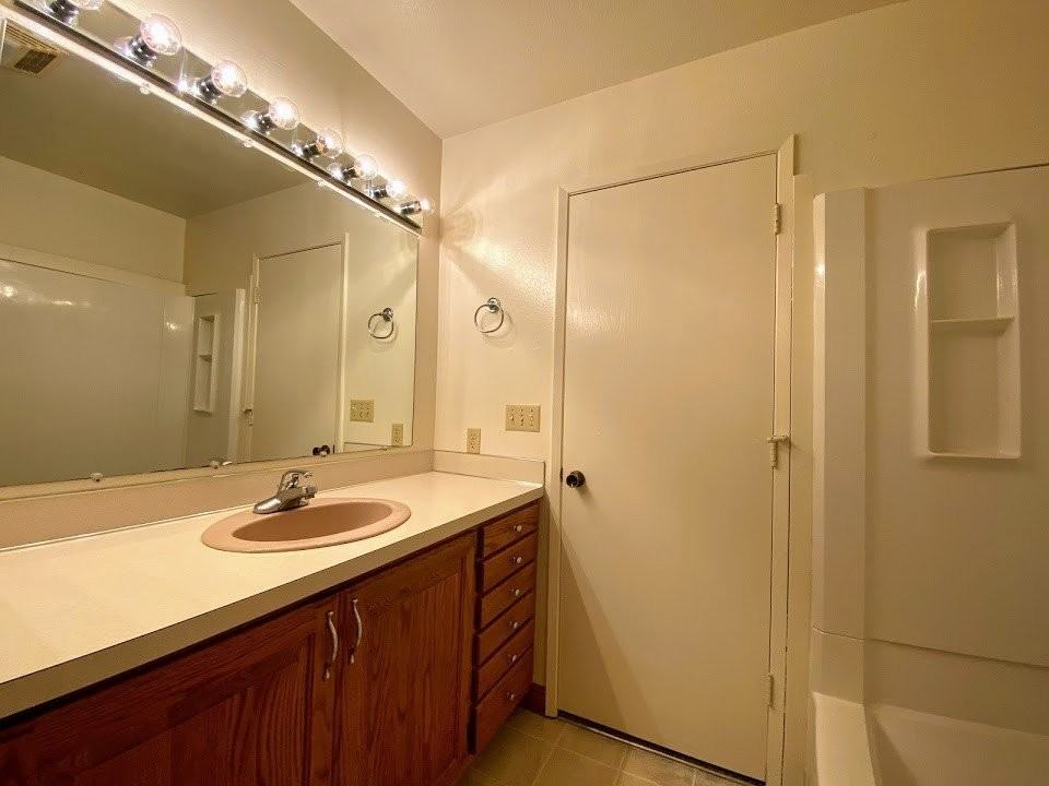 1386 Se Court Ave - Photo 3 of 21