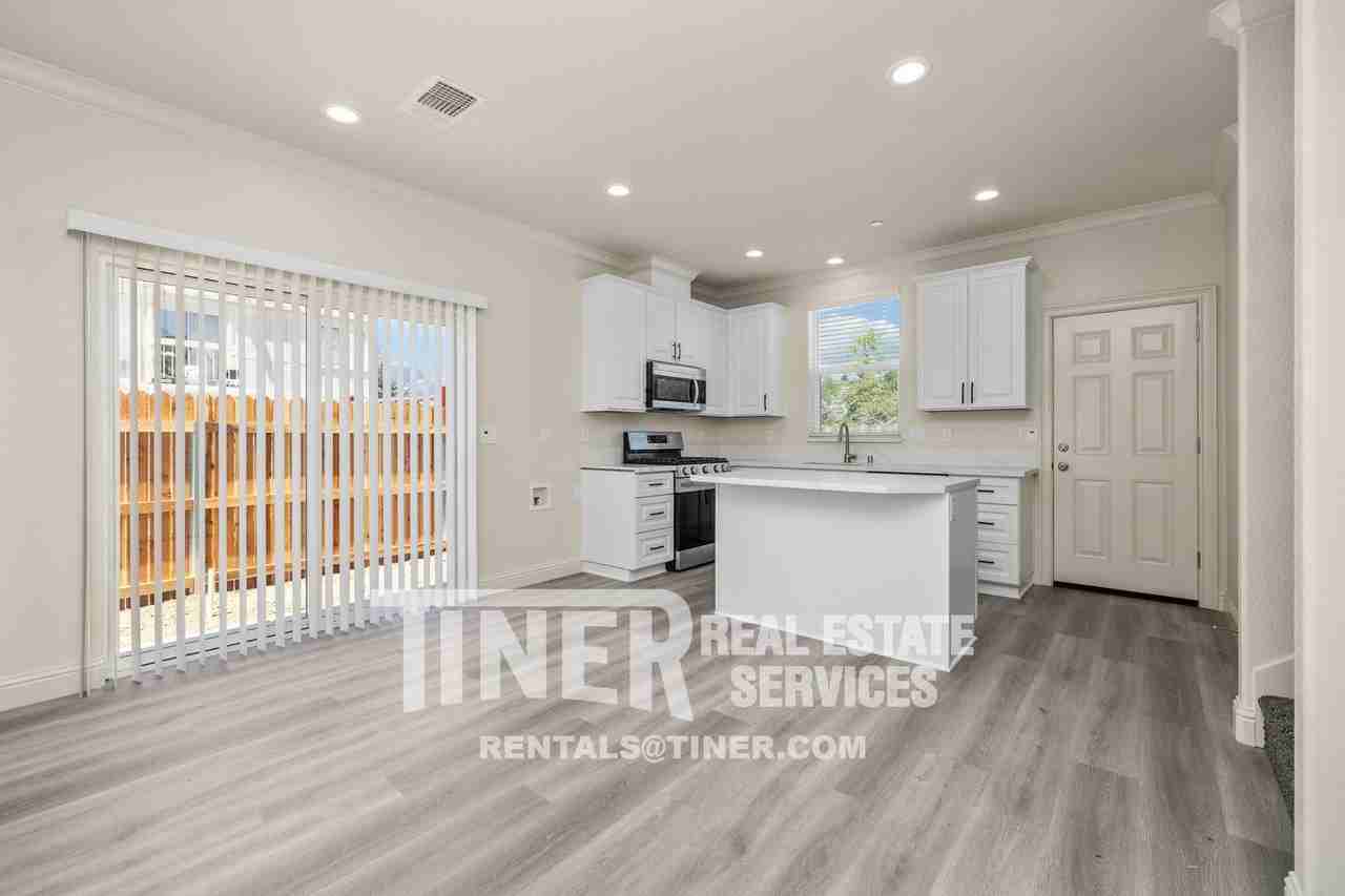 1511 Bell St - Photo 3 of 34