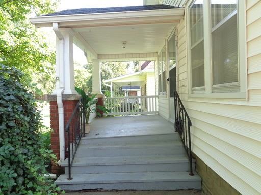 1179 SW High Ave - Photo 2 of 20