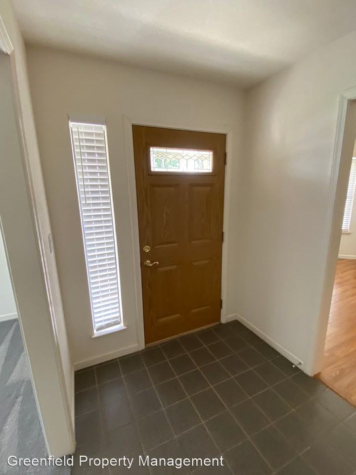 18385 Milford Dr - Photo 3 of 32