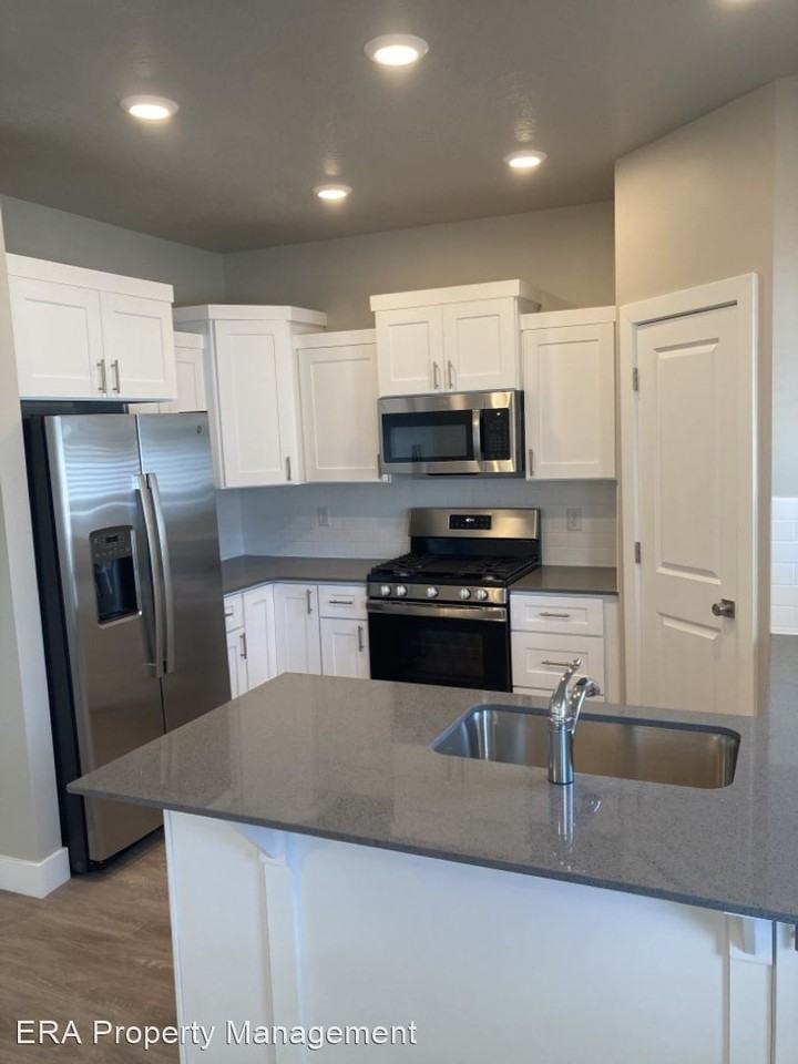 3037 N 175 E - Photo 2 of 17
