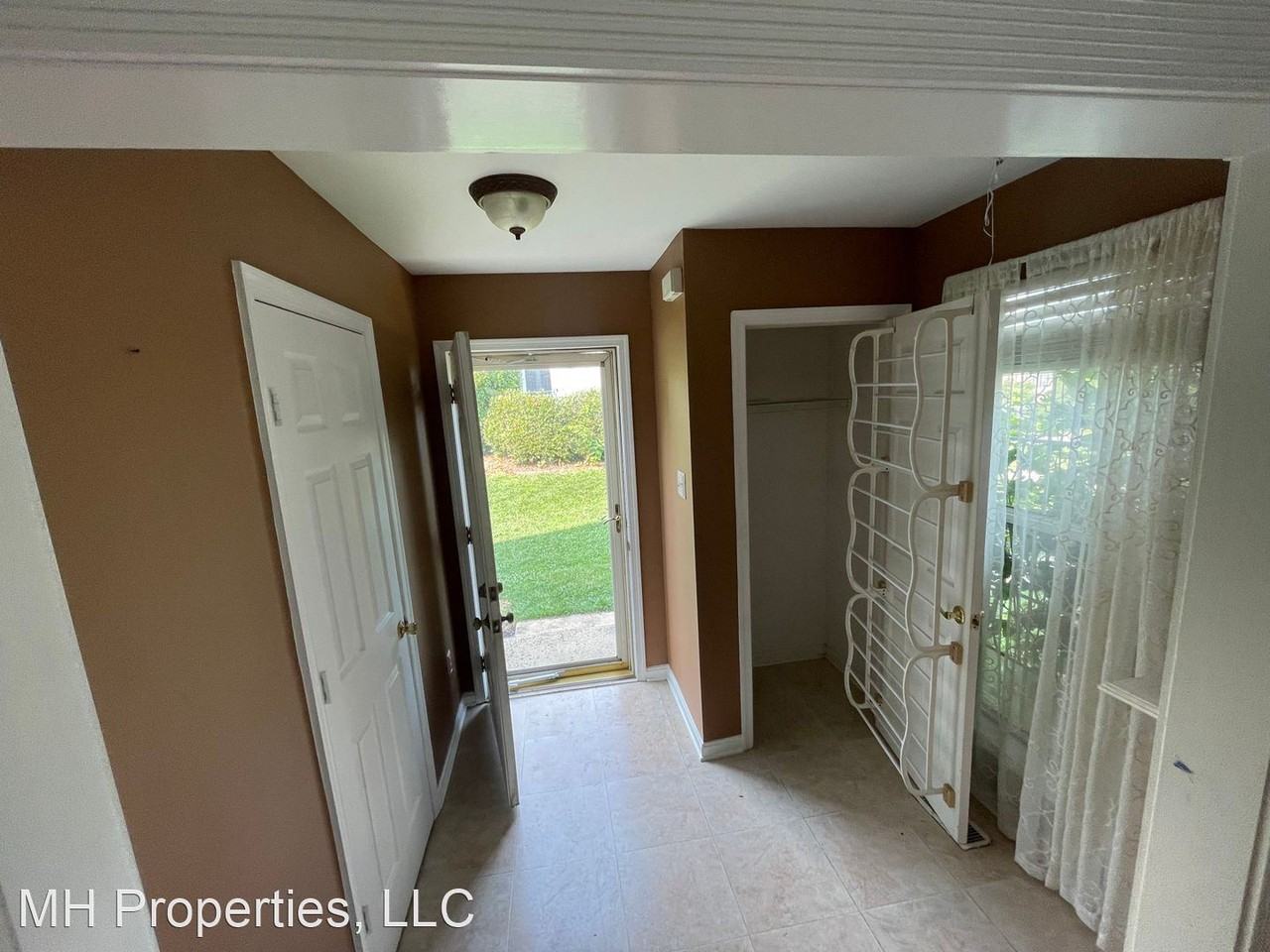 1862 Oxford Sq - Photo 3 of 28