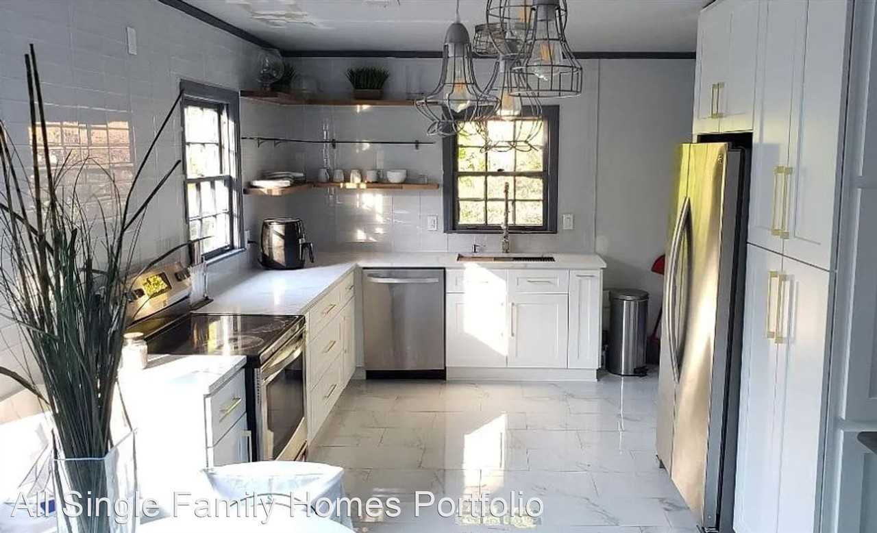 428 Sycamore Dr - Photo 2 of 14