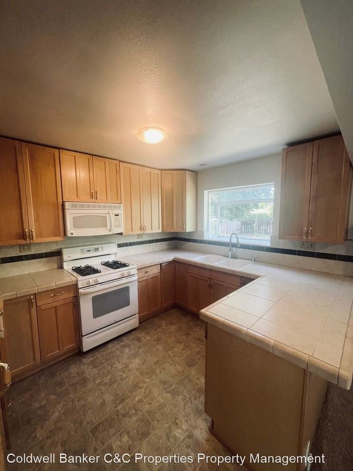 1244 De Moll Dr - Photo 2 of 9