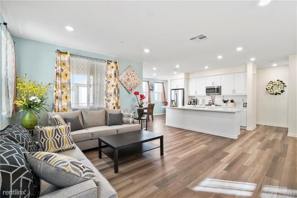 8254 Traveller St - Photo 3 of 10