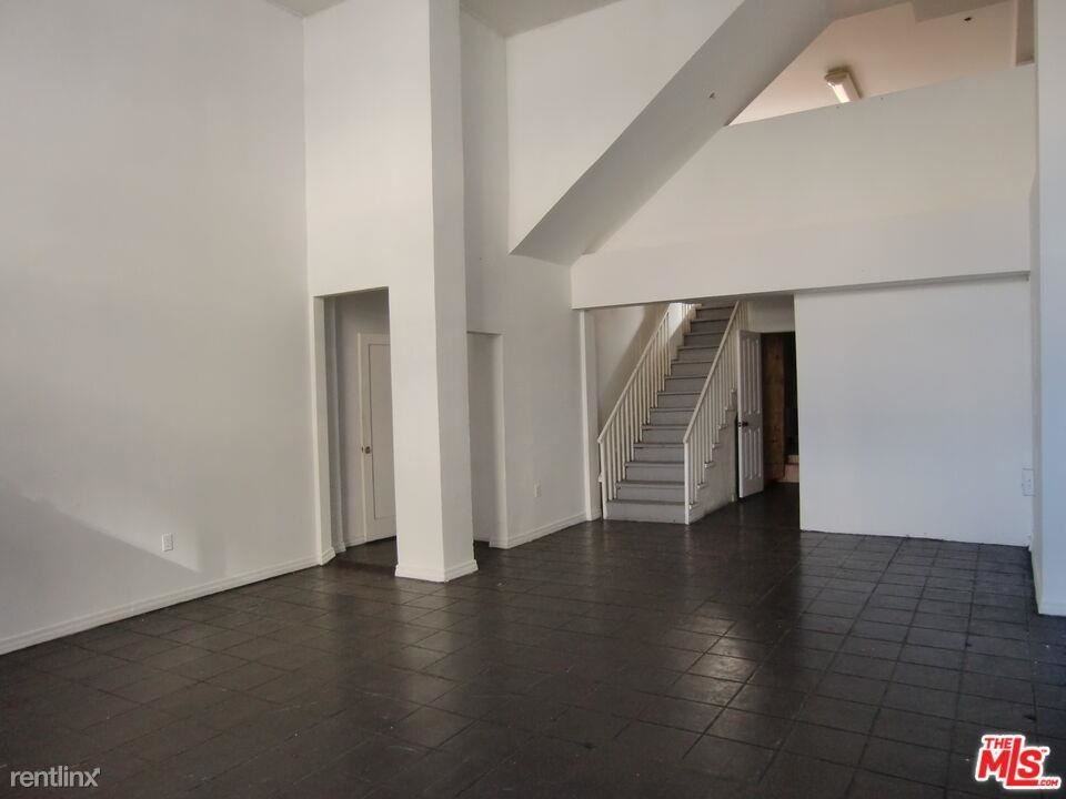 5216 Hollywood Blvd - Photo 2 of 7