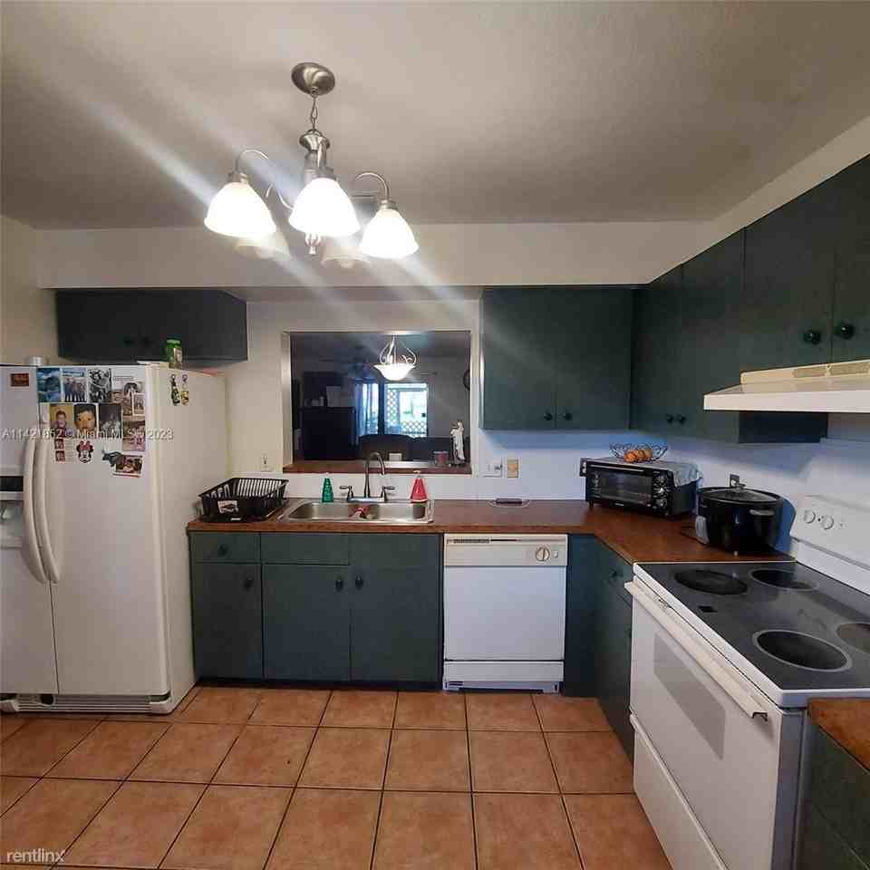 9537 Nw 42nd St - Photo 2 of 17