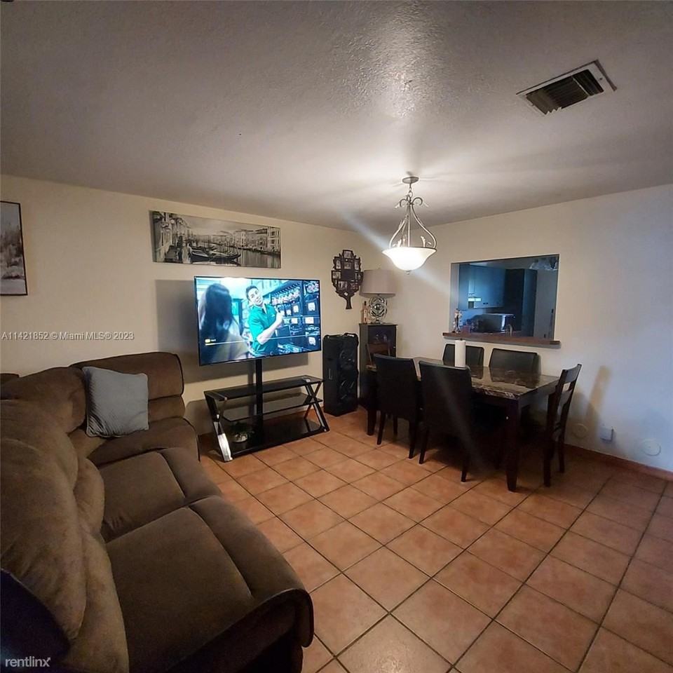 9537 Nw 42nd St - Photo 3 of 17