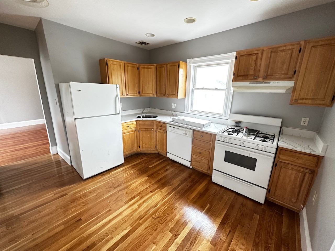 33 Adamson St #3 - Photo 4 of 17