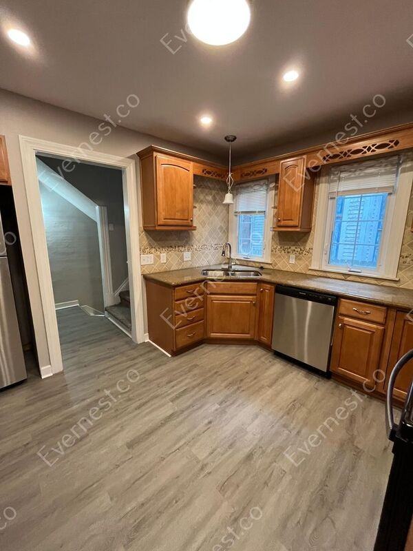 2343 Maplewood Ave - Photo 3 of 27