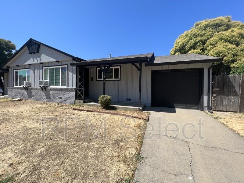 2213 34th Ave - Photo 2 of 25