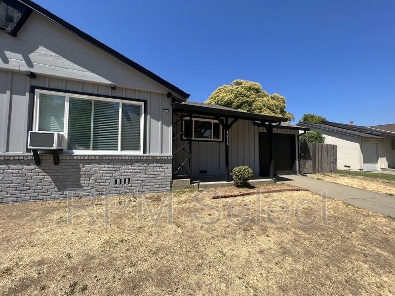 2213 34th Ave - Photo 3 of 25