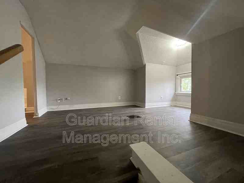 339 Marks St S #3 - Photo 3 of 10