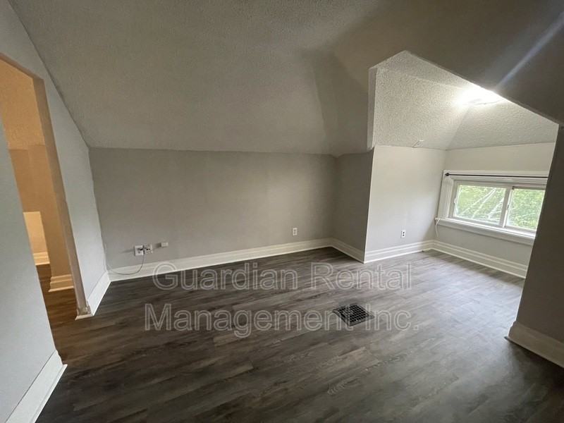 339 Marks St S #3 - Photo 4 of 10