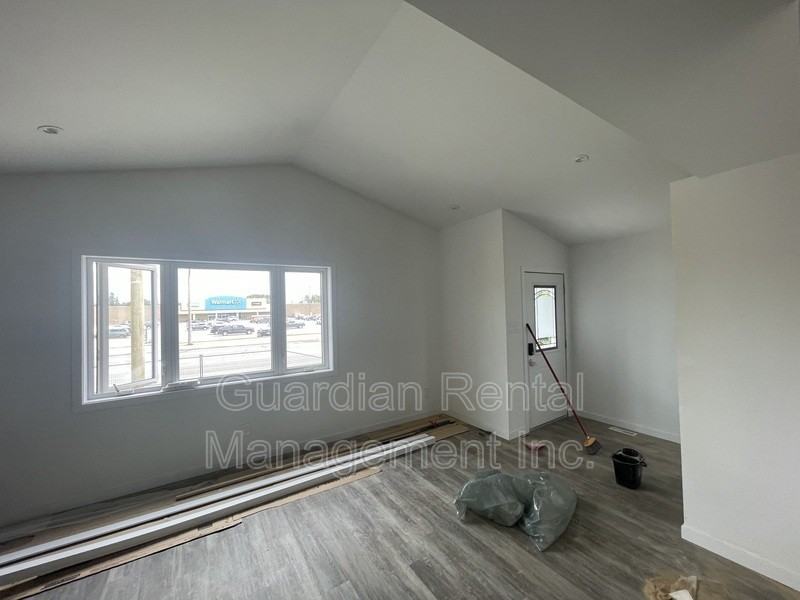 1152 Arthur St W - Photo 4 of 15