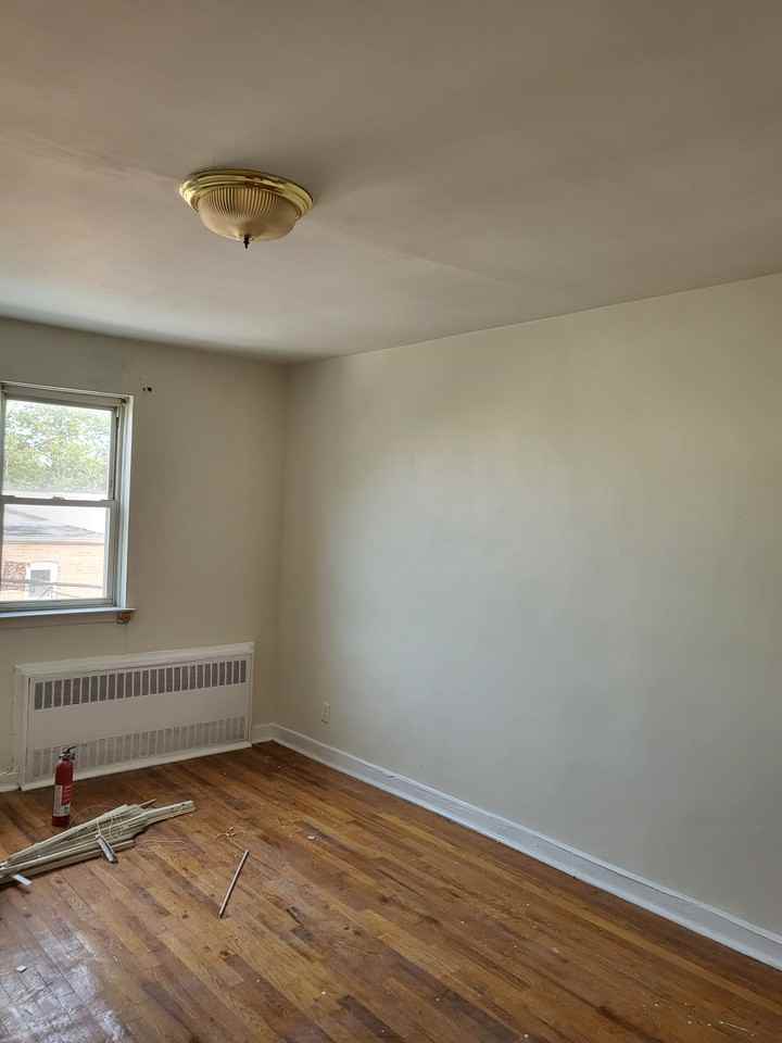626 East 52nd Street - Photo 3 of 8