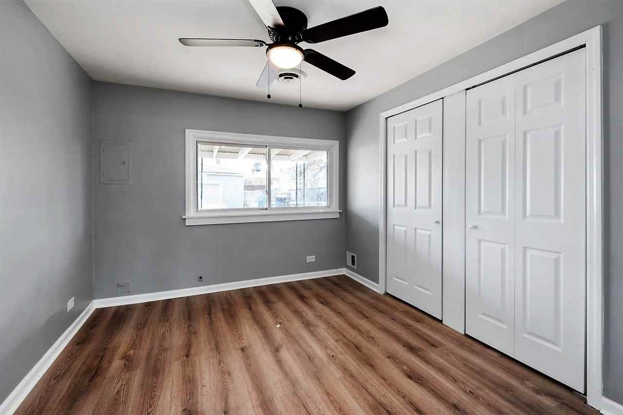 13437 S Green Bay Ave - Photo 2 of 11