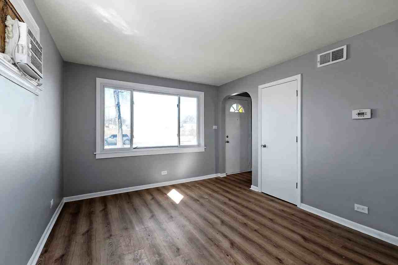 13437 S Green Bay Ave - Photo 3 of 11