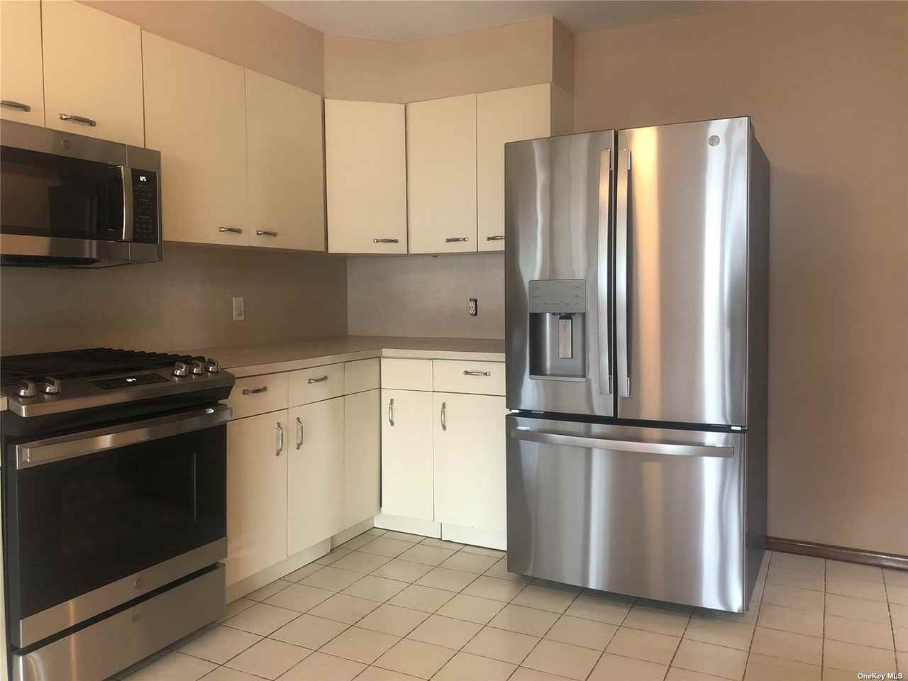 184 Roslyn Rd - Photo 2 of 12