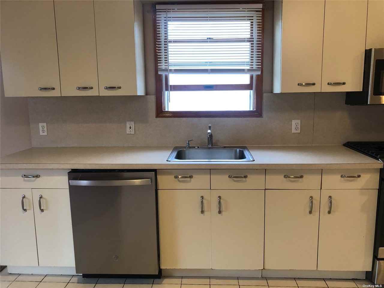 184 Roslyn Rd - Photo 3 of 12