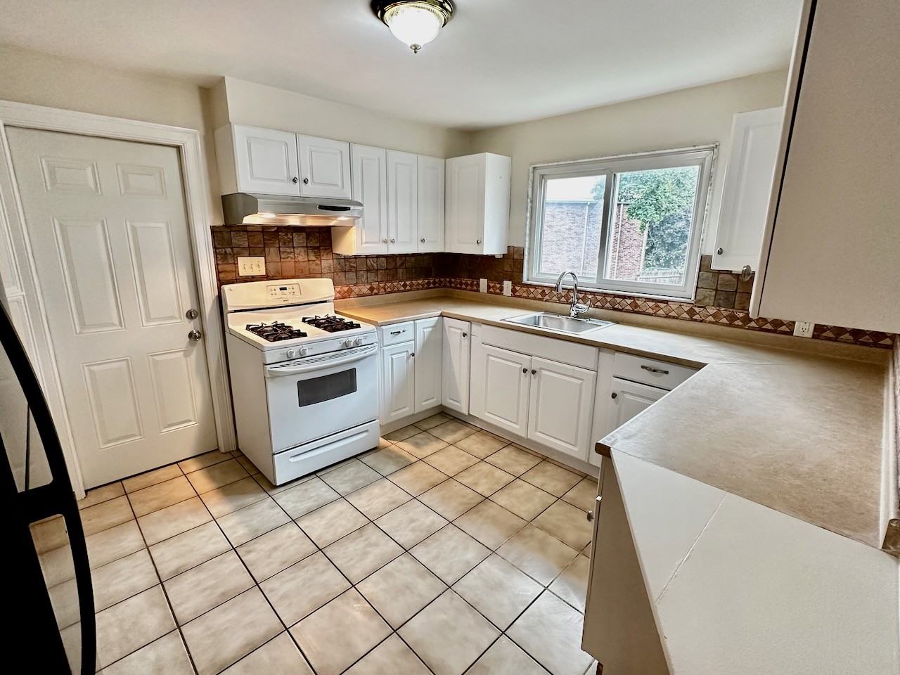 27 Heath St #1 - Photo 6 of 26