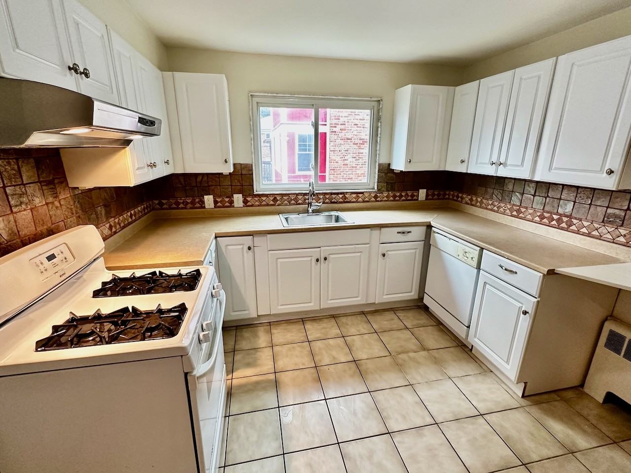 27 Heath St #1 - Photo 7 of 26