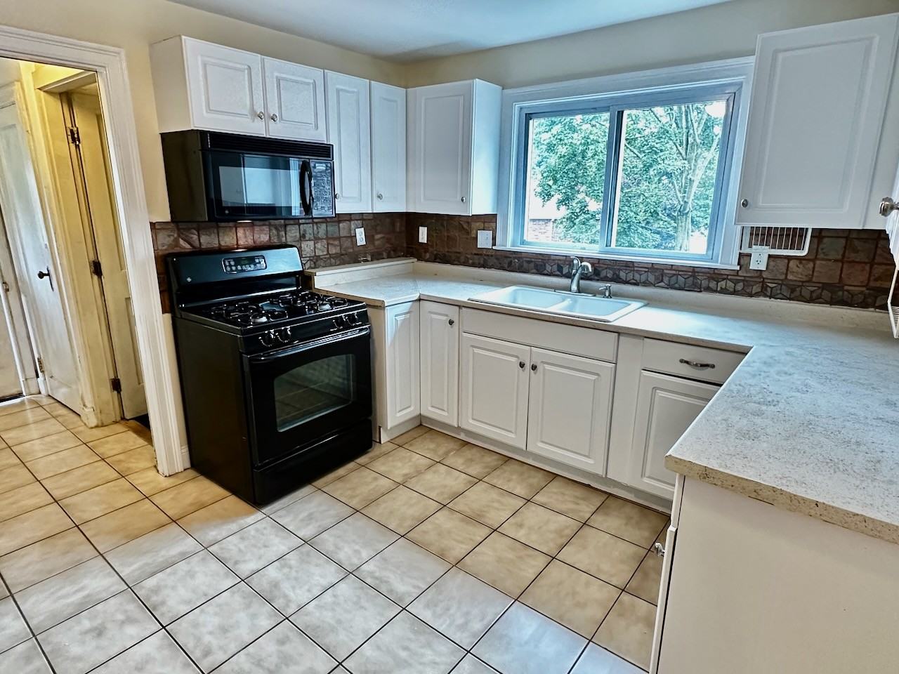 27 Heath St #2 - Photo 6 of 25