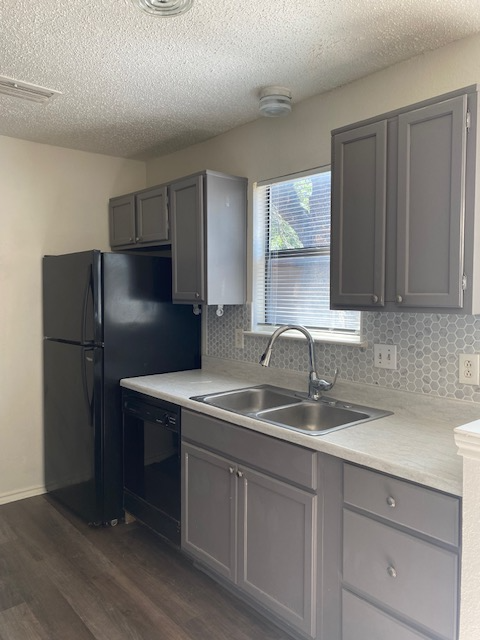 2833 Stonycroft Ct - Photo 2 of 8