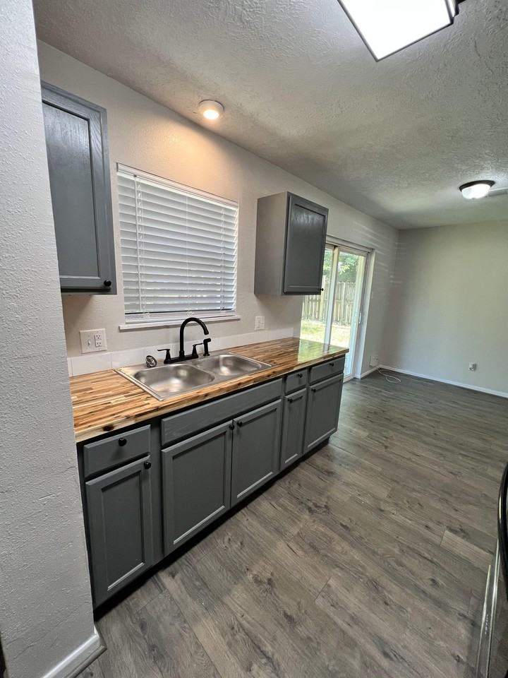 NORTH PINE AVENUE - 918 - A #A - Photo 3 of 9