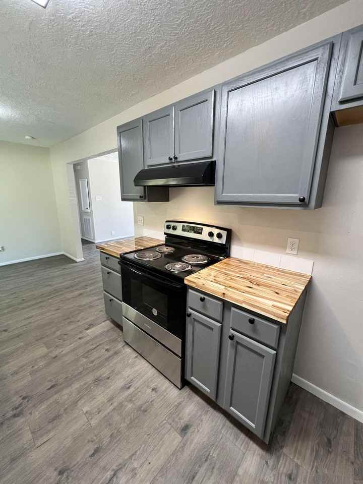 NORTH PINE AVENUE - 918 - A #A - Photo 6 of 9