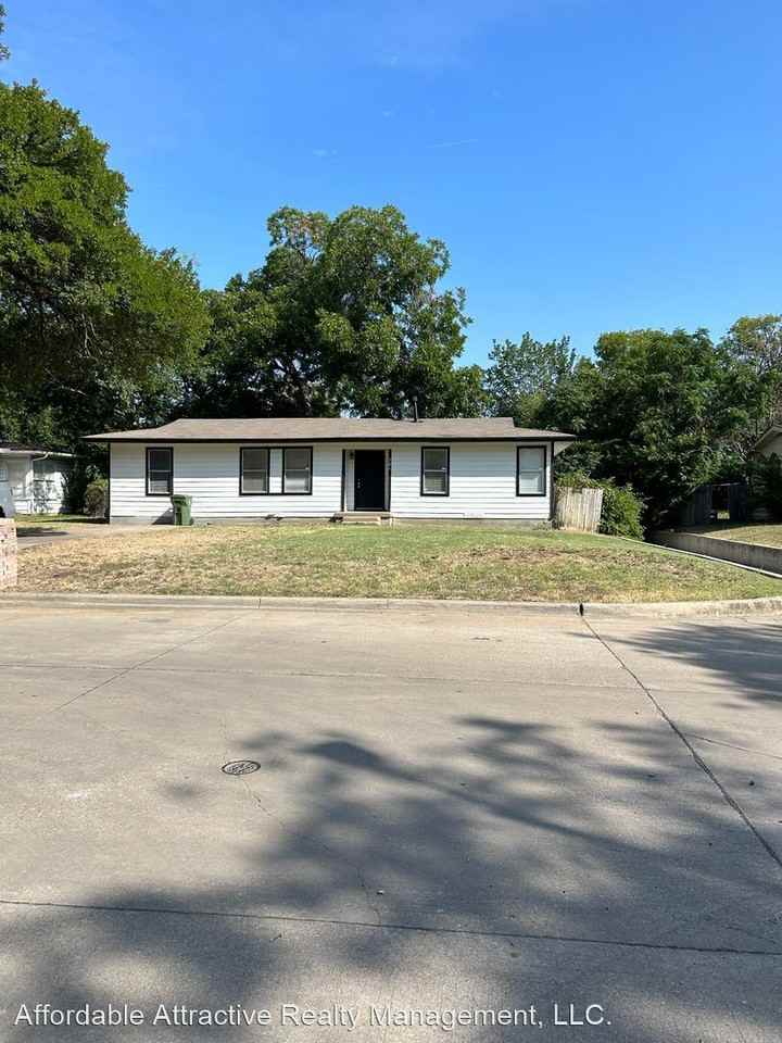 701 Circle Dr - Photo 2 of 23