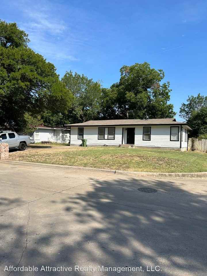 701 Circle Dr - Photo 3 of 23