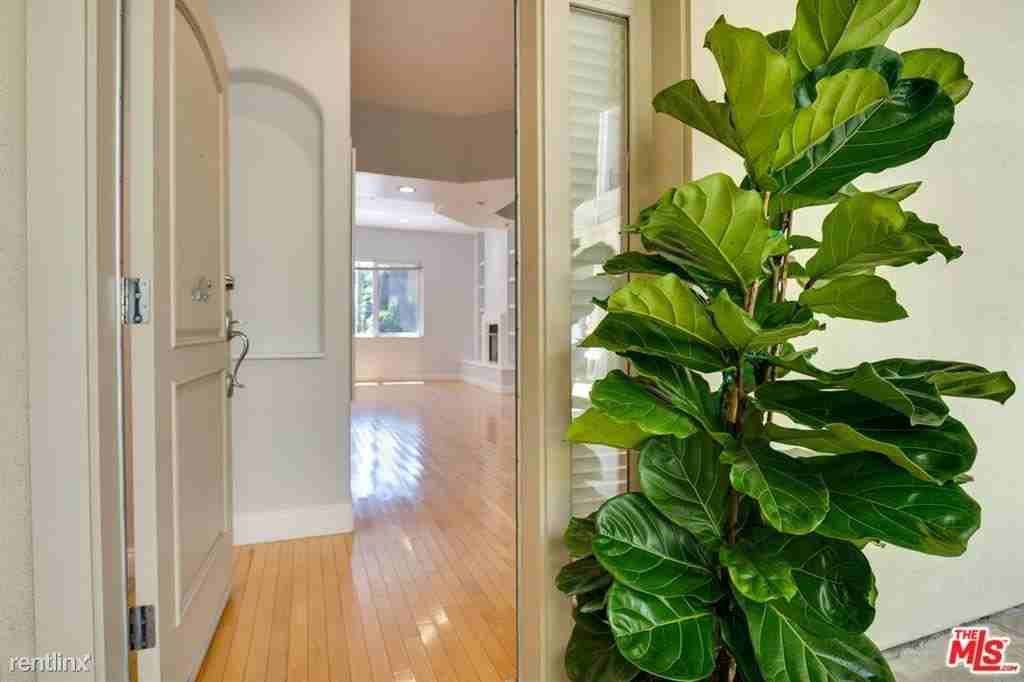 11961 Montana Ave #103